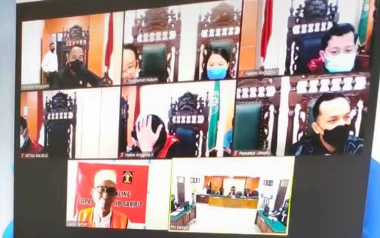 Mansyah penadah sawit curian saat menjalani sidang