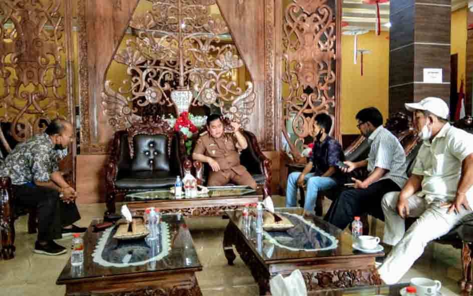 Pengurus Pasar Mangkikit menemui? Bupati Kotawaringin Timur, Halikinnor, untuk menanyakan kejelasan pembangunan pasar tersebut, Selasa, 18 Januari 2022.?