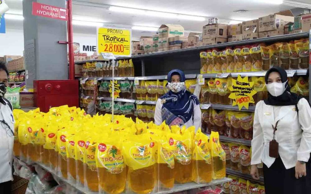 Disdagperinkop Kapuas Pantau Harga Jual Minyak Goreng di Pusat Perbelanjaan