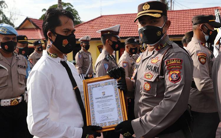 34 Personel Polres Kobar Terima Penghargaan dari Kapolres