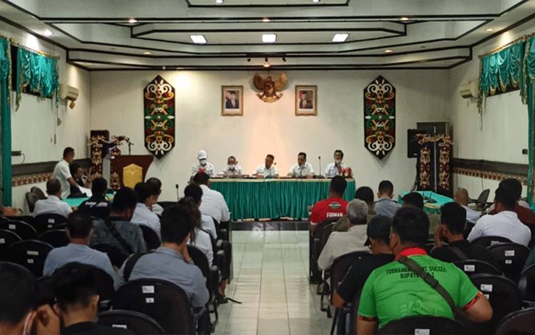 KONI Kotim bersama panitia Porkab saat menggelar rapar, Rabu, 19 Januari 2022.
