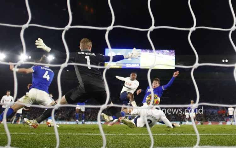 2 Gol Menit Terakhir Bawa Spurs Bungkam Leicester 3-2
