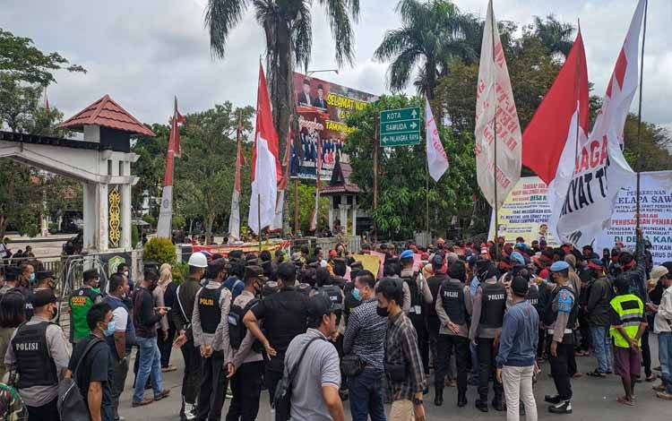 300 Personel Gabungan Amankan Aksi Damai Masyarakat Rambam di Gedung DPRD Kotim