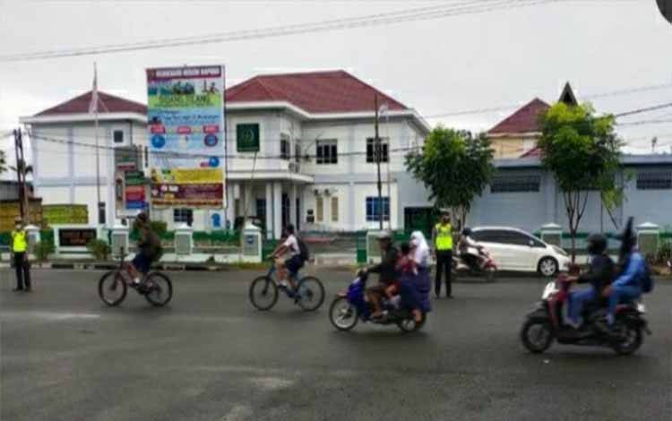 Satlantas Polres Kapuas Lakukan Pengaturan Lalu Lintas di Jam Padat