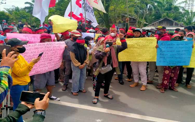Ibu-ibu Menangis, Meminta Anak dan Suaminya Dibebaskan