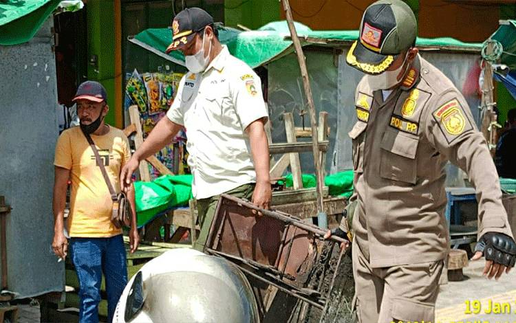 Petugas Satpol PP dan Damkar Kobar saat menertibkan lapak PKL di Jalan Pangeran Antasari, Pangkalan Bun.