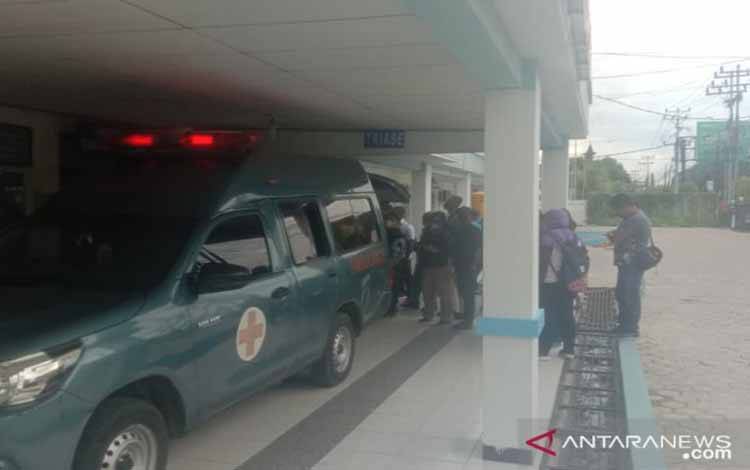 Mobil ambulans yang membawa anggota TNI AD terluka akibat kontak senjata di Kabupaten Maybrat tiba di RS TNI AL Sorong, Papua Barat, Kamis 20 Januari 2022