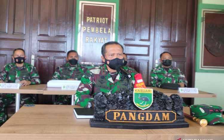 Panglima Kodam XVIII Kasuari Mayjen TNI I Nyoman Cantiasa mengutuk keras KKB penyerang lima anggota TNI AD yang menewaskan Serda Miskel Rumbiak di wilayah Distrik Aifat Timur, Kamis (20/1/2022)