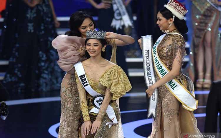 Puteri Indonesia Lingkungan 2019 Jolene Marie Cholock Rotinsulu mengenakan mahkota pada kepala Puteri Indonesia Lingkungan 2020 Putu Ayu Saraswati asal Bali dalam acara malam puncak di Jakarta, Jumat (6/3/2020)