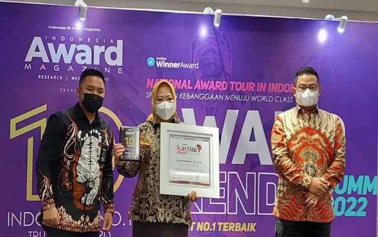 Bupati Kobar Raih Penghargaan Kartini Award 2022