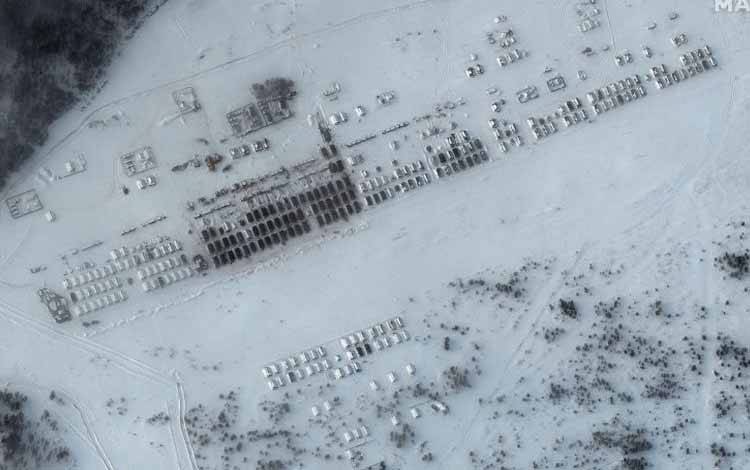 Citra satelit memperlihatkan keberadaan tenda-tenda dan barak pasukan Rusia di Yelnya, Rusia. Gambar diambil pada 19 Januari 2022