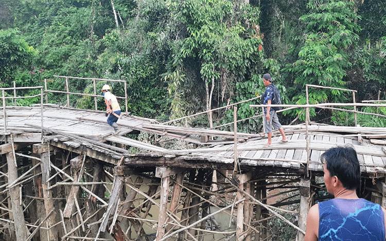Jembatan Penghubung Desa Siwau Hampir Putus, Dinas PUPR Segera Lakukan Penanganan