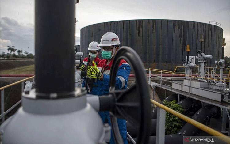 Ilustrasi: Pekerja PT Pertamina Hulu Rokan mengontrol kerangan pipa minyak yang menuju tangki pengumpul produksi minyak (Tank Farm) di Blok Rokan, Dumai, Riau, Rabu (22/12/2021). . ANTARA FOTO/Nova Wahyudi/rwa. (ANTARA FOTO/NOVA WAHYUDI)