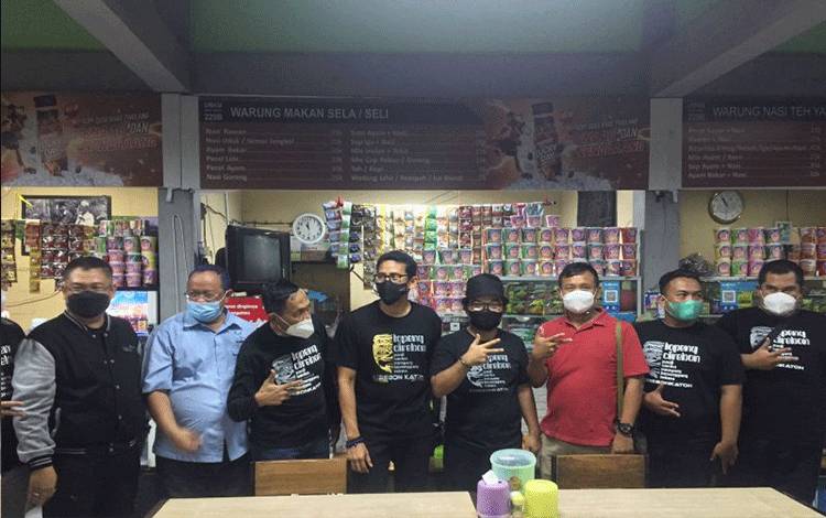 Menteri Pariwisata dan Ekonomi Kreatif Sandiaga Uno (tengah) berfoto bersama saat mengunjungi di rest area 229B Tol Kanci-Pejagan, Kabupaten Cirebon Jawa Barat, Sabtu (22/1). ANTARA/M. Baqir Idrus Alatas