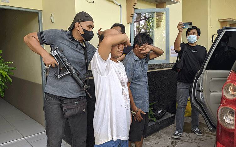 Bandar dan pengedar sabu saat digiring jajaran Polsek Ketapang, usai ditangkap di kamar kos.?