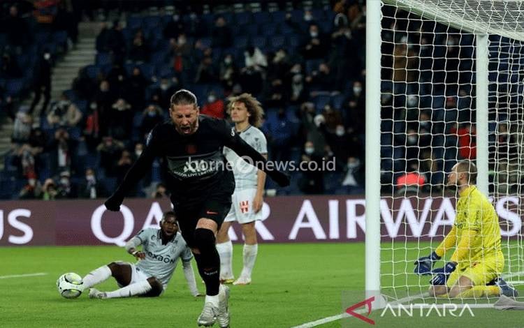 Bek Paris Saint-Germain Sergio Ramos merayakan golnya ke gawang Reims dalam laga lanjutan Liga Prancis di Stadion Parc des Princes, Paris, Prancis, Minggu (23/1/2022) waktu setempat. (ANTARA/AFP/Thomas Sanson)
