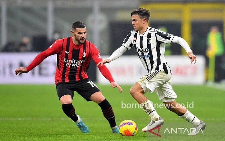 Bek sayap AC Milan Theo Hernandez (kiri) mengawal pergerakan penyerang Juventus Paulo Dybala yang mengendalikan bola dalam laga lanjutan Liga Italia di Stadion San Siro, Milan, Italia, Minggu (23/1/2022) waktu sete,pat. ANTARA/REUTERS/Daniele Mascolo