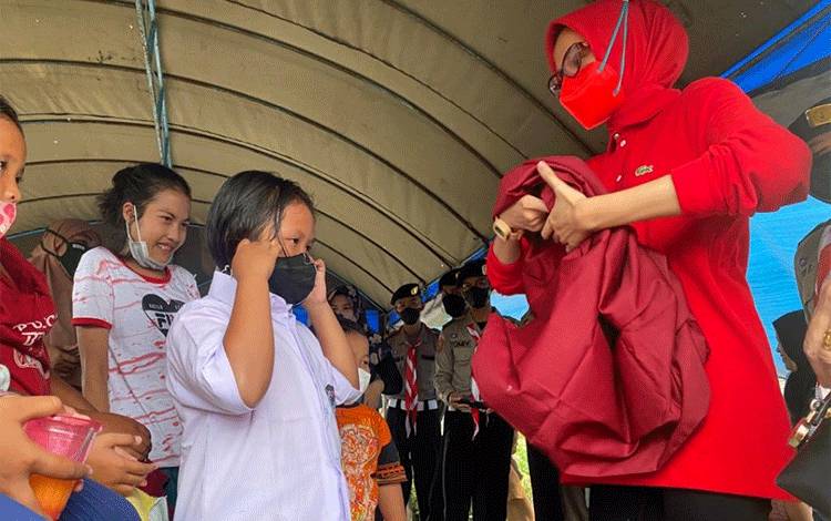 Kwarda Pramuka Kalteng Andil Bantu Seragam untuk Warga Puntun