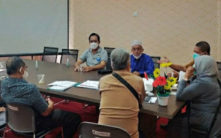 Kepala Disdik Kapuas Suwarno Muriyat saat berkoordinasi dengan jajaran pengurus Dewan Pendidikan setempat.
