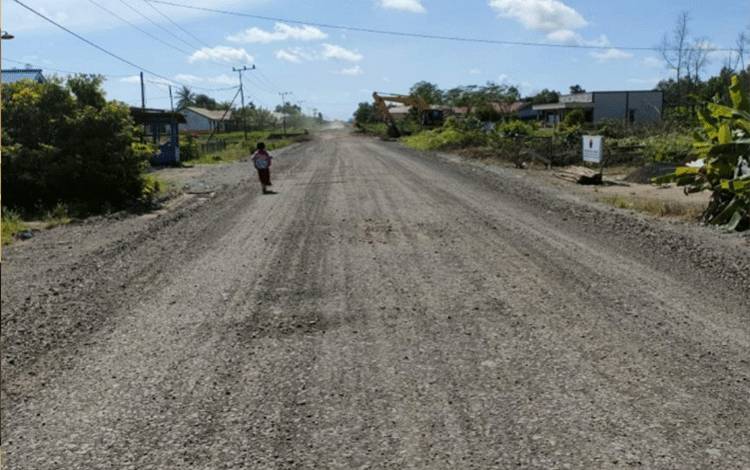 Jalan Desa Belanti Siam Mulai Diaspal