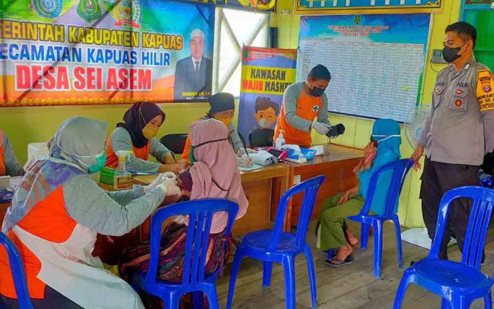 Polsek Kapuas Hilir Terus Kawal Pelaksanaan Vaksinasi Covid-19 agar Berjalan Lancar