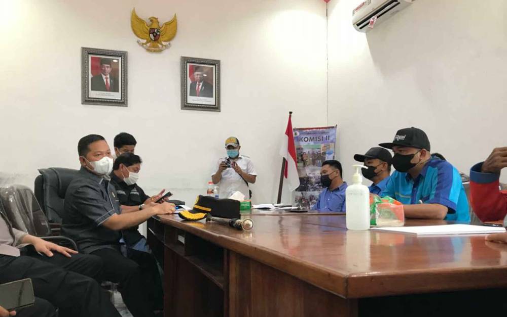 Wakil Ketua I DPRD Kapuas, Yohanes saat menerima aspirasi dari para perwakilan karyawan PDAM Kapuas yang dinonaktifkan, Senin, 24 Januari 2022.
