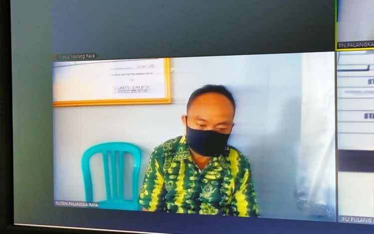 Terdakwa saat menjalani sidang putusan secara virtual di Pengadilan Tipikor Palangka Raya