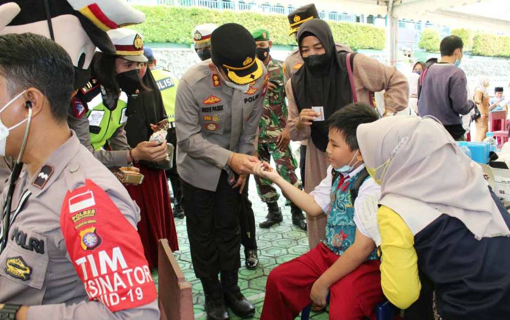 Ini Cara Kapolres Barito Utara Hibur Anak-anak Peserta Vaksinasi