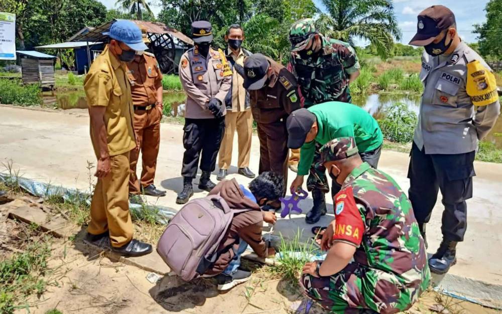 Kapolsek Kapuas Murung Dampingi Monev Pembangunan di 3 Desa