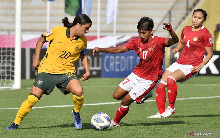 Foto arsip - Pemain Timnas putri Indonesia Vivi Oktavia Riski (tengah) berebut bola dengan pemain Timnas putri Australia Samantha Kerr (kiri) dalam laga Grup B Piala Asia 2022 di Stadion Mumbai Football Arena, Mumbai, India, Jumat (21/1/2022). ANTARA FOTO/HO/AFC/sgd/aww. (AFC/AFC)