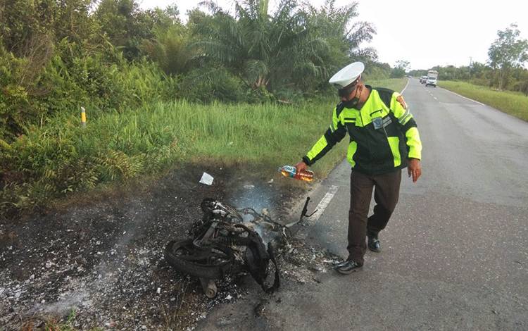 Seorang Pria Alami Luka Bakar saat Hendak Selamatkan Motornya?