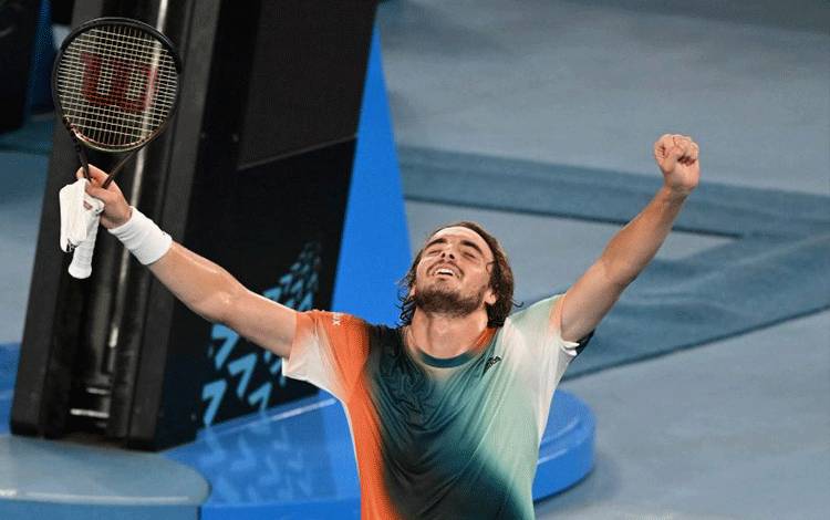Petenis Yunani Stefanos Tsitsipas merayakan keberhasilannya memgalahkan petenis Amerika Serikat Taylor Fritz (tidak terlihat dalam foto) pada babak keempat Australian Open di Melbourne Park, Melbourne, Australia, 24 Januari 2022. (REUTERS/MORGAN SETTE)
