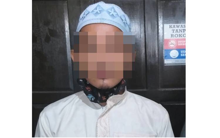 Selamet (29) tersangka kasus pencurian ponsel.