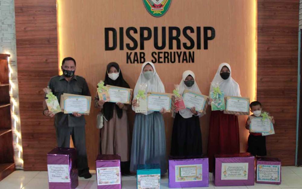 Pengunjung Perpustakaan Teraktif di Seruyan Terima Penghargaan
