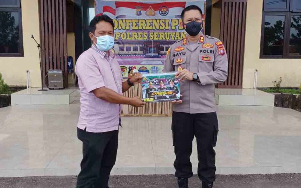Ketua PWI Terima Kalender dari Kapolres