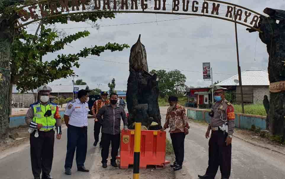 Gerbang Pantai Kubu Dipasang Lampu dan Rambu Lalu Lintas
