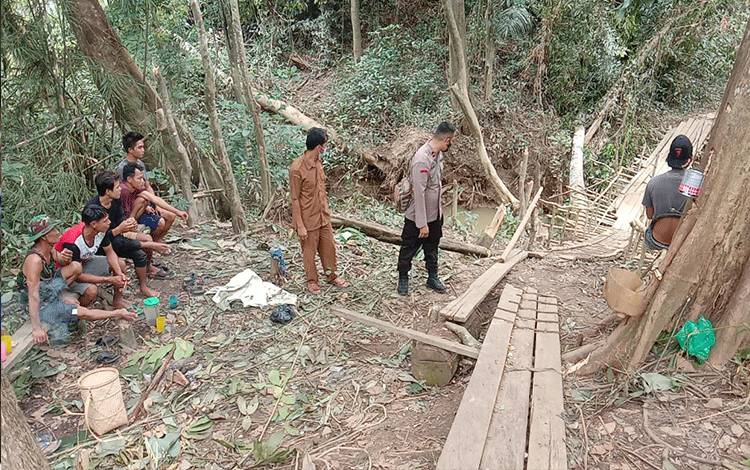 Kapolsek Gunung Timang Tinjau Jembatan Ambruk di Desa Siwau