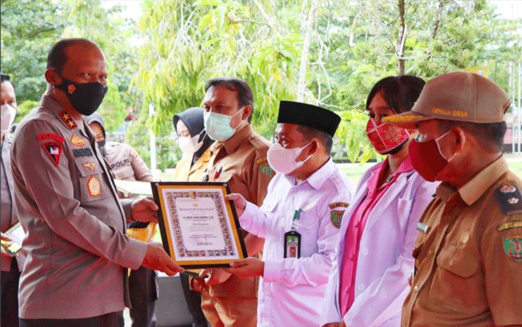 Kepala Kantor Kemenag Barito Timur Terima Penghargaan dari Kapolda Kalteng