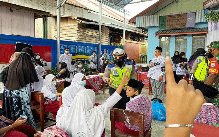 Murid MI Islamiyah Barito Utara Ikuti Vaksinasi Covid-19