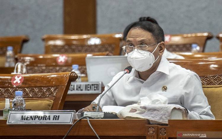 Menpora Zainudin Amali memberikan paparan saat rapat kerja dengan Komisi X DPR di Kompleks Parlemen, Jakarta, Kamis (20/1/2022). Dalam paparannya Zainudin Amali menjelaskan bahwa pada Olimpiade 2020 Indonesia berada di posisi ke-55 dengani perolehan 1 medali emas, 1 medali perak dan 3 medali perunggu. ANTARA FOTO/Muhammad Adimaja/hp.