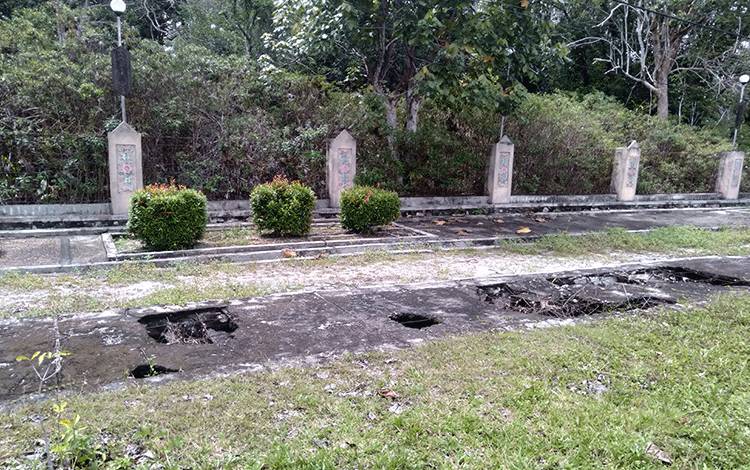 Sejumlah Warga Keluhkan Lantai Penutup Drainase Banyak Berlubang??