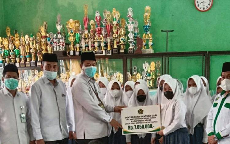 UPZ Kemenag Kapuas Salurkan Bantuan ke Pelajar Berprestasi