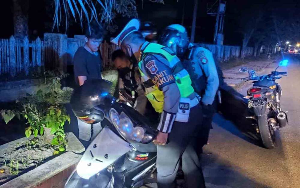 Sejumlah anggota Satlantas Polres Kotim saat melakukan penertiban pengendara yang menggunakan knalpot brong di Sampit, beberapa waktu lalu