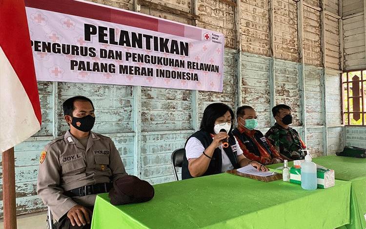 Wakil Bupati Gunung Mas sekaligus ketua Palang Merah Indonesia (PMI) Kabupaten Gunung Mas, Efrensia L.P Umbing di acara pelantikan pengurus dan pengukuhan relawan PMI Kecamatan Manuhing Raya, Kabupaten Gunung Mas pada Kamis 20 Januari 2022.