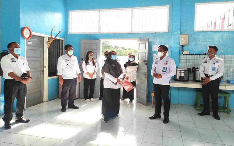 Kalapas Kelas III Sukamara, Joko Prayitno saat saat mengajak Kepala Dinkes Sukamara, Ari Junita berkeliling di area lapas.