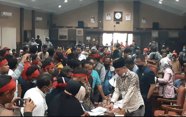 Warga Kecewa dengan Hasil RDP di DPRD Kotim