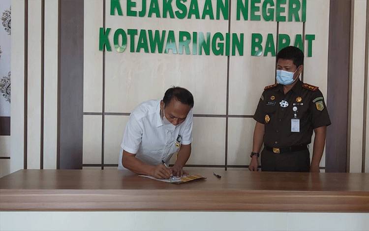 Kejari Kobar Terima SKK dari BPN