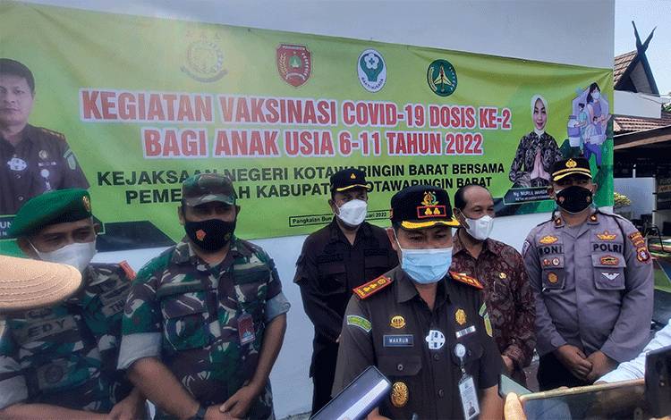 Kajari Kobar Makrun memberikan keterangan kepada awak media.