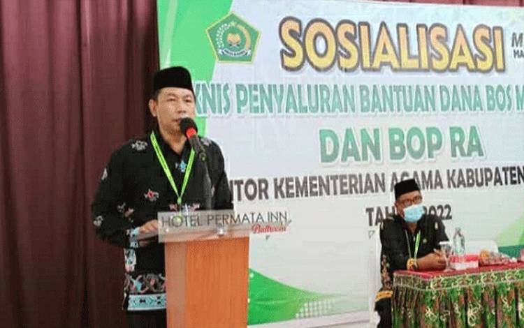 Kepala Kemenag Kapuas, Hamidhan saat membuka sosialisasi teknis penyaluran bantuan dana BOS Madrasah dan BOP RA.