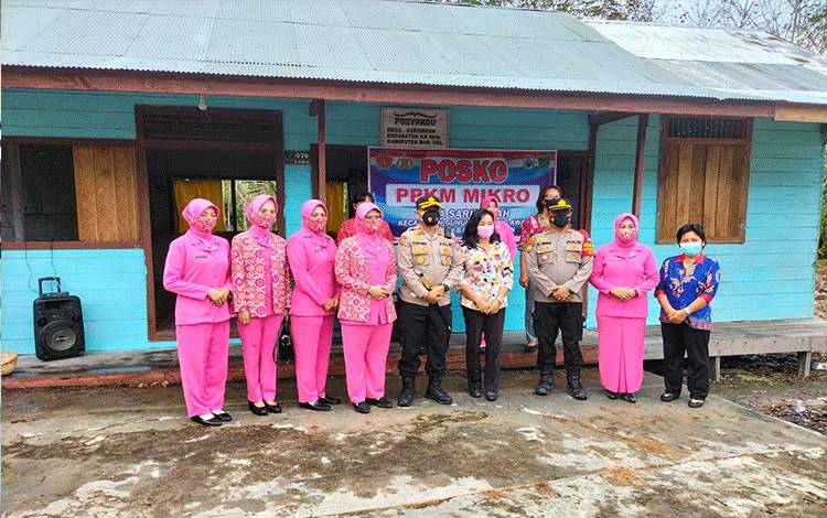 Kapolsek GBA IPTU Rahmat Saleh bersama Kapolres AKBP Yusfandi Usman foto bersama?Kepala Desa Sarimbuah dan perangkatnya.